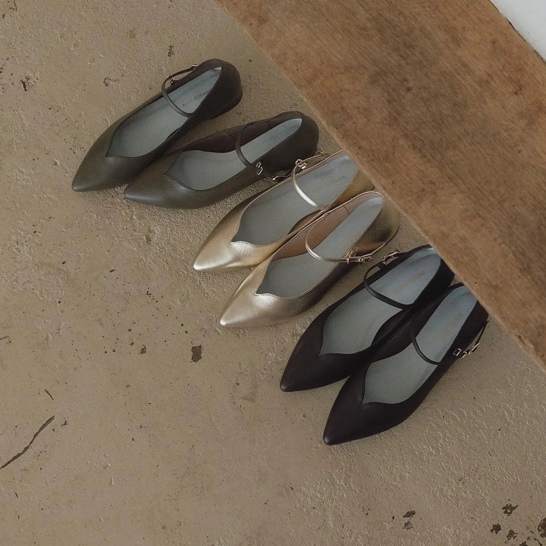 ストラップ付フラットパンプス _ND24097 – neue marche