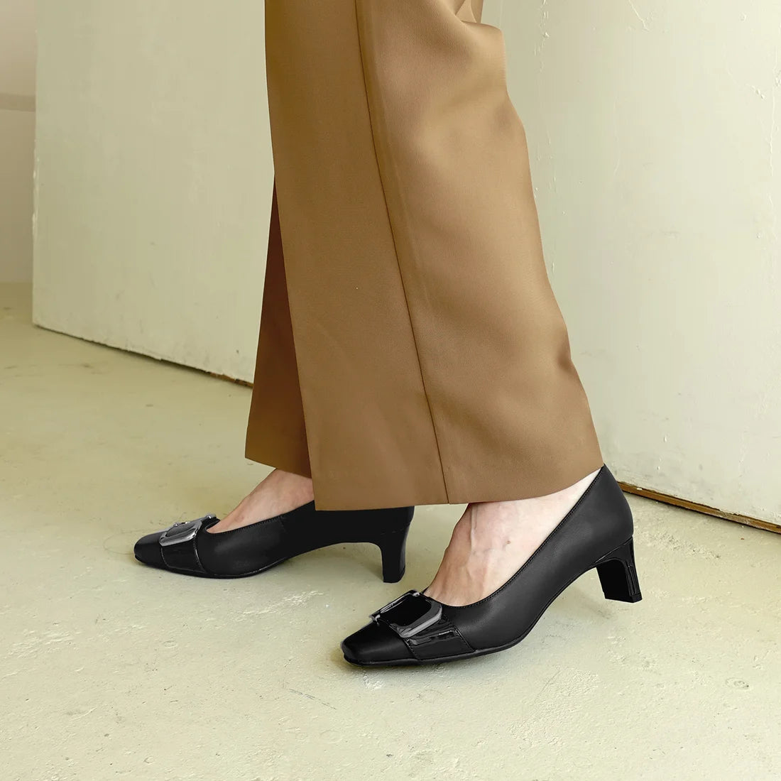 スクエアモチーフパンプス ／ND24003